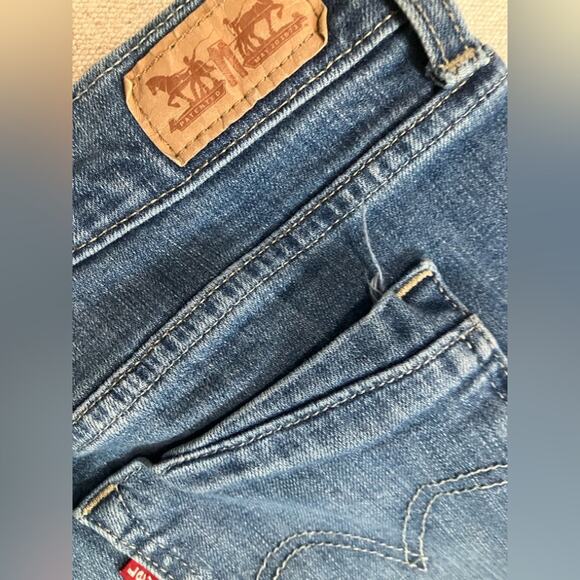 Levi's Blue Cropped Ankle Jeans with Rolled Cuffs - Picture 12 of 12